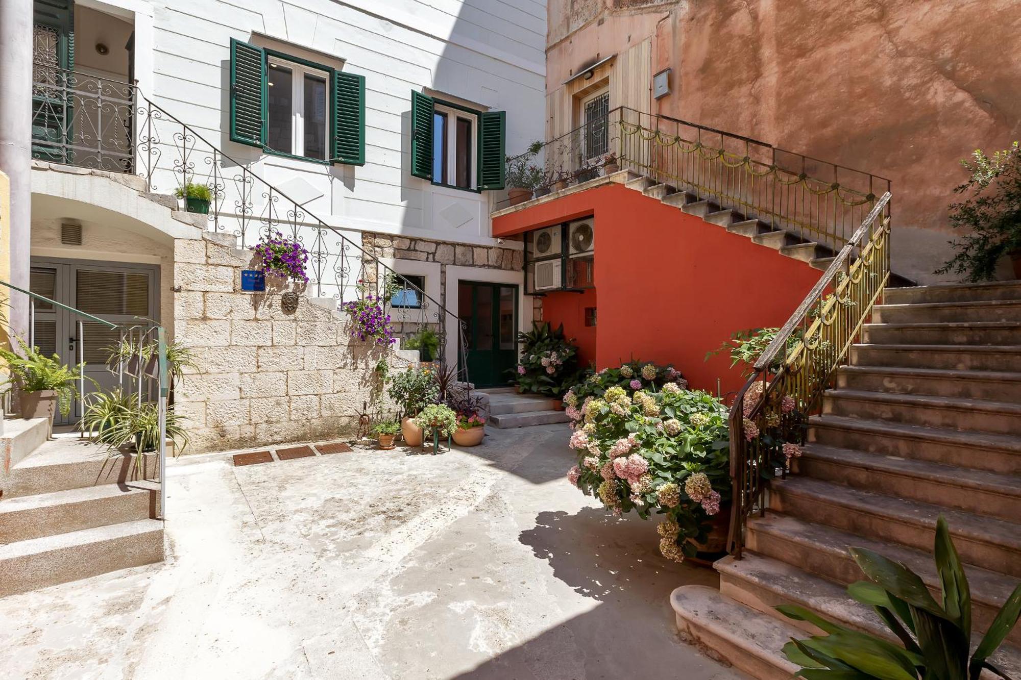 City Center Apartment Dvor Kalalarga Makarska Exterior photo