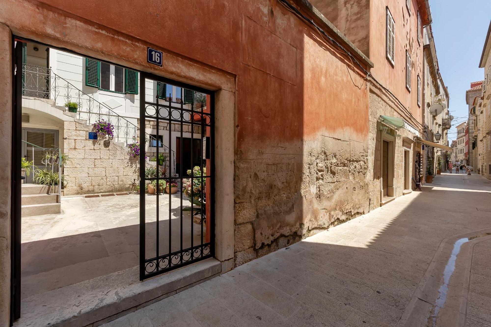 City Center Apartment Dvor Kalalarga Makarska Exterior photo